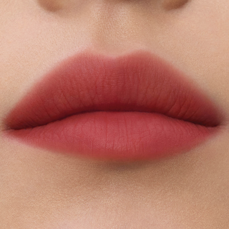 Nahaufnahme der Lippen-Applikation von YSL Smoked Blur Color Stains im Farbton #239 Sunset Hotline.