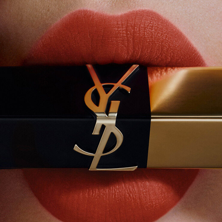 Nahaufnahme korallenfarbener Lippen mit quadratischer Lippenstiftspitze.