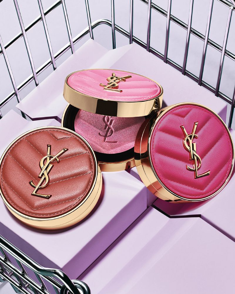 Drei YSL Make Me Blush Puder-Rouge in den Nuancen 10, 12 und 66, präsentiert auf violetten Blöcken.