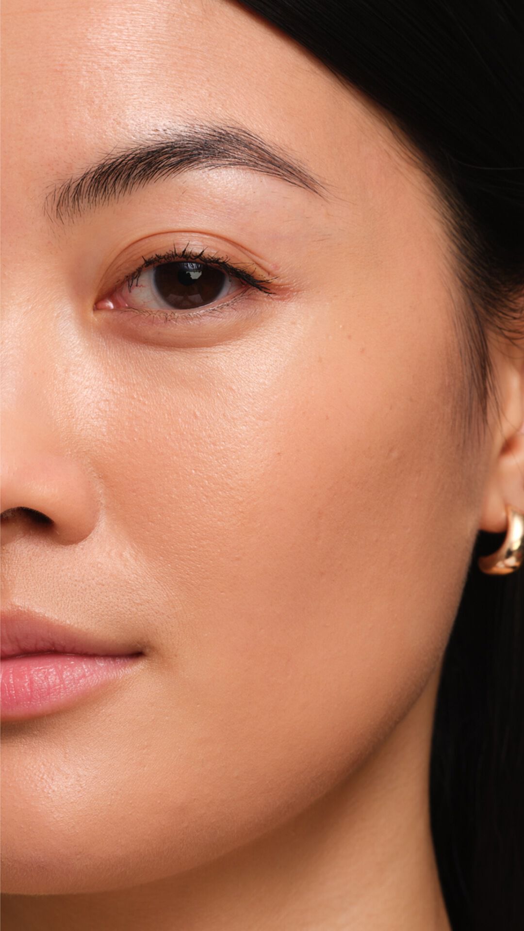 Ebenmäßiger heller Teint mit YSL SKIN AFFAIR FOUNDATION. Nahaufnahme des strahlenden Finishs und der atmungsaktiven Textur.